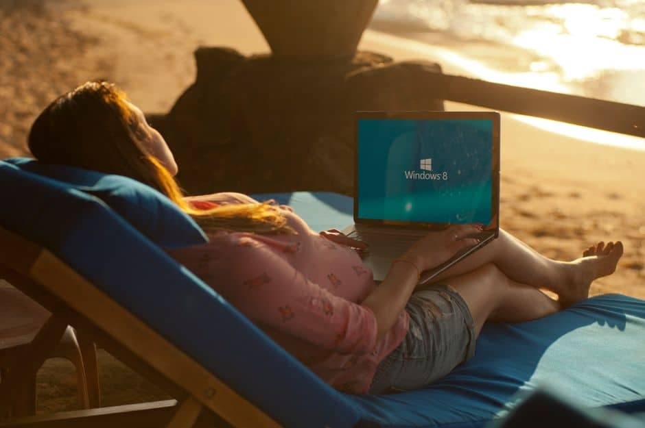 Férias de verdade começam com o notebook fechado Mulher usando notebook na praia durante o descanso