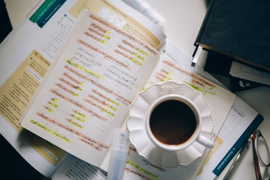 Espaço e rituais ajudam a separar estudo e trabalho Xícara de café sobre caderno com anotações de estudo