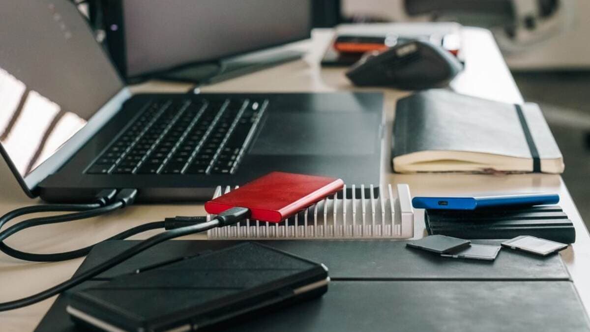 HD externo conectado a um notebook sobre a mesa