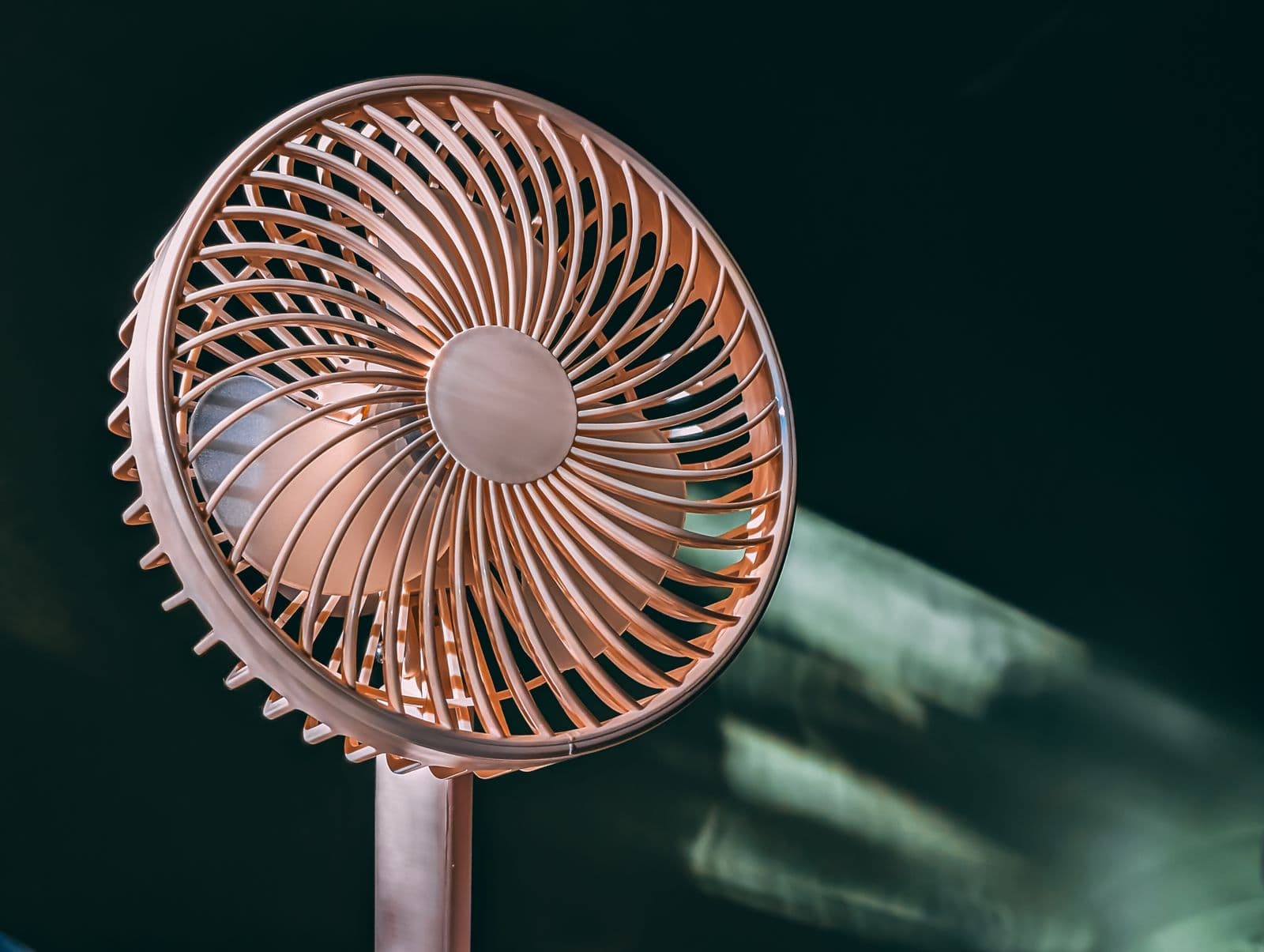 Ventilador de mesa para refrescar o espaço de trabalho em casa Ventilador de mesa para refrescar o espaço de trabalho em casa