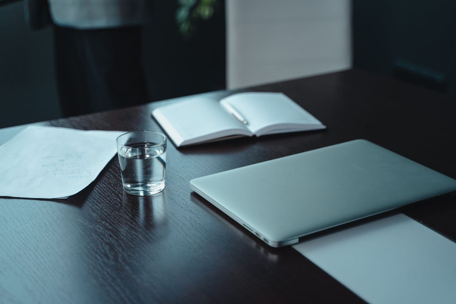 Mesa de trabalho com notebook e um copo de água ao lado Mesa de trabalho com notebook e um copo de água ao lado