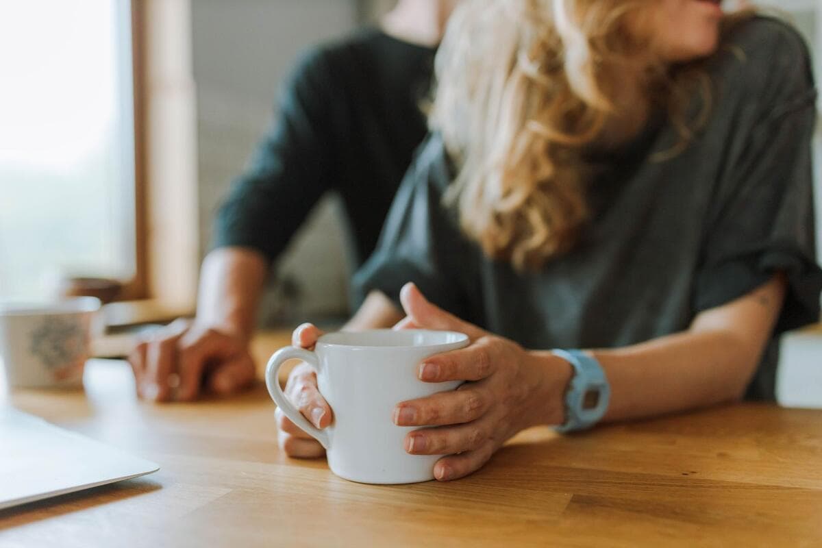 Tarefas domésticas e o cuidado com a relação Duas pessoas fazendo uma pausa para o café em casa