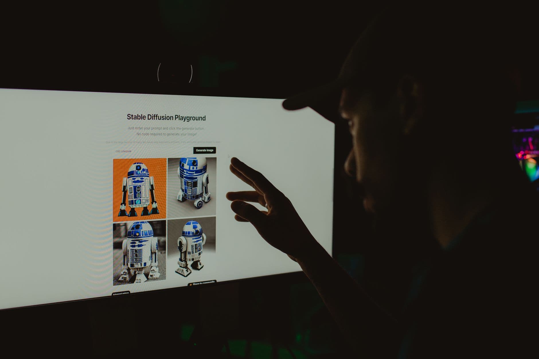 Como usar ChatGPT e outras IAs no trabalho freelancer Person interacts with robot images on a screen in a dark room, highlighting technology use.