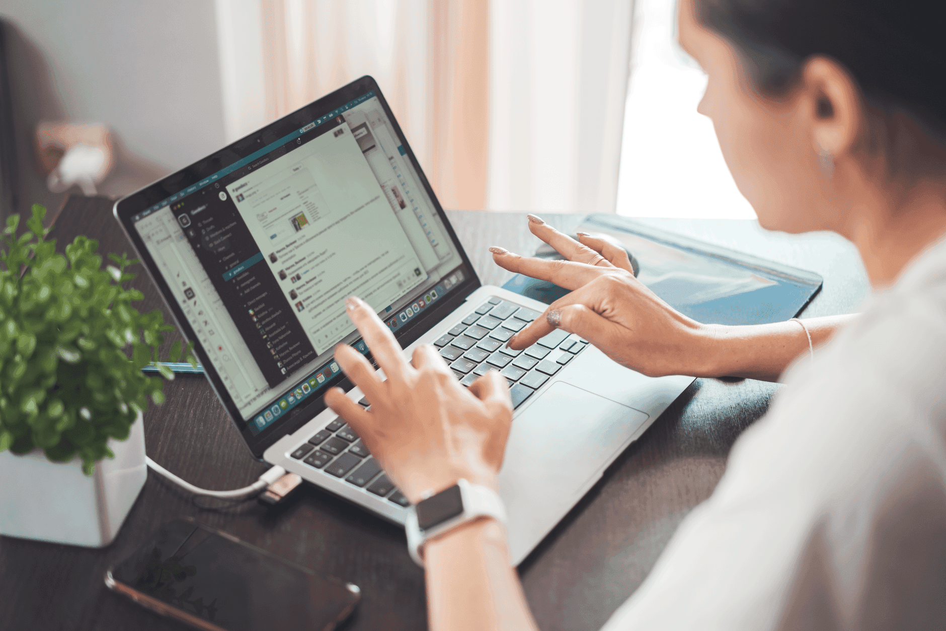 Profissional pesquisando vagas remotas em um notebook na mesa de casa