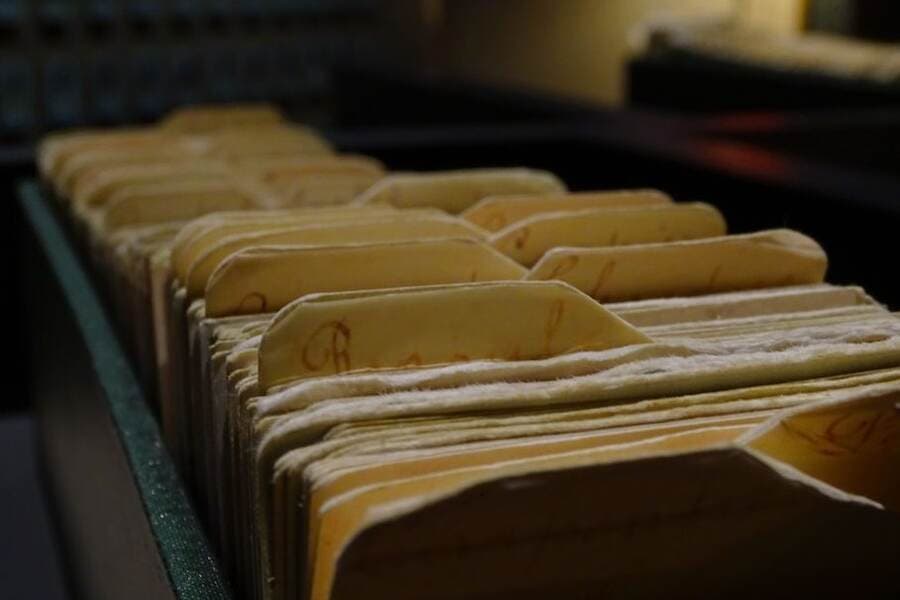 Pastas e etiquetas bem organizadas em um arquivo Pastas e etiquetas bem organizadas em um arquivo