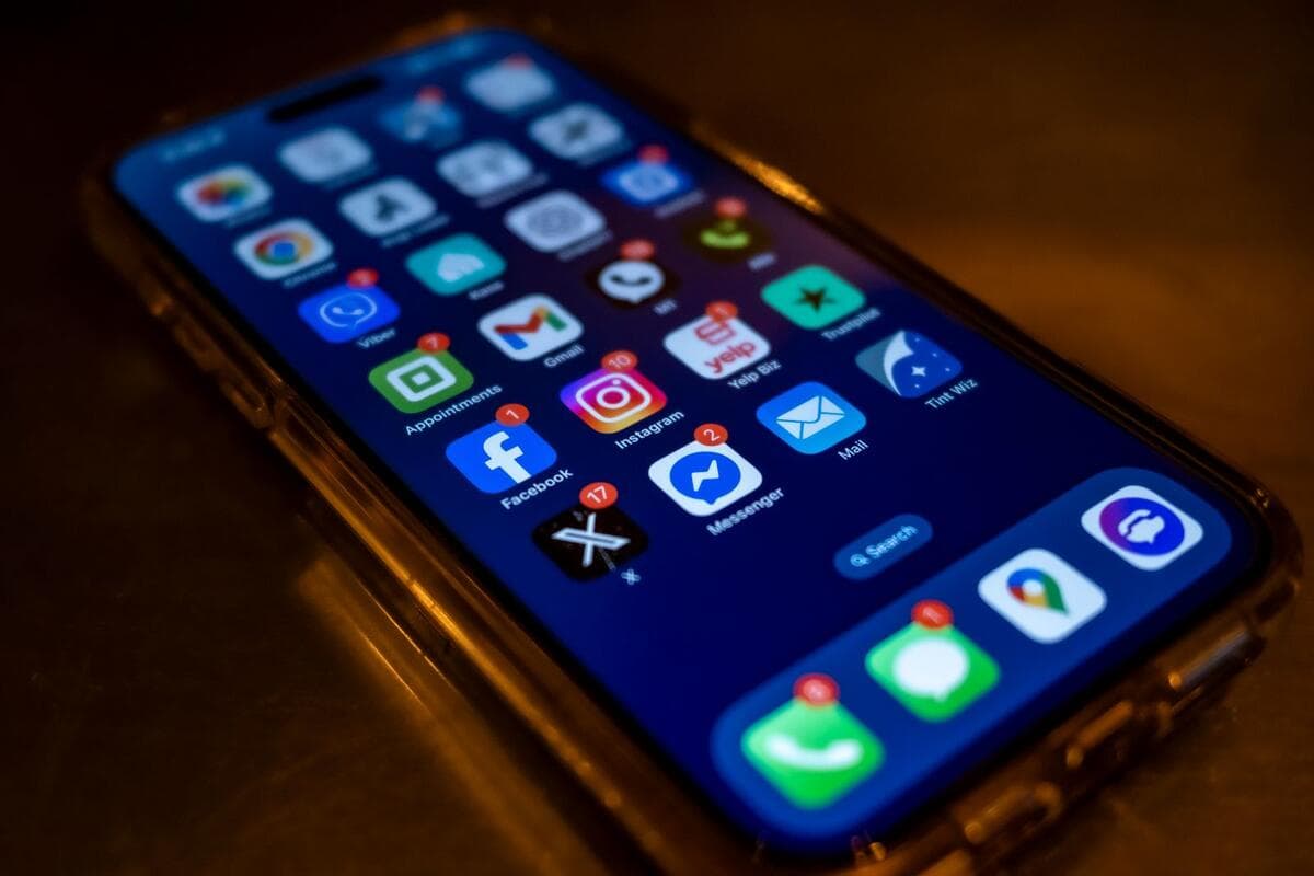 Contexto primeiro, pedido claro, prazo explícito Tela de celular com várias notificações de aplicativo de mensagens