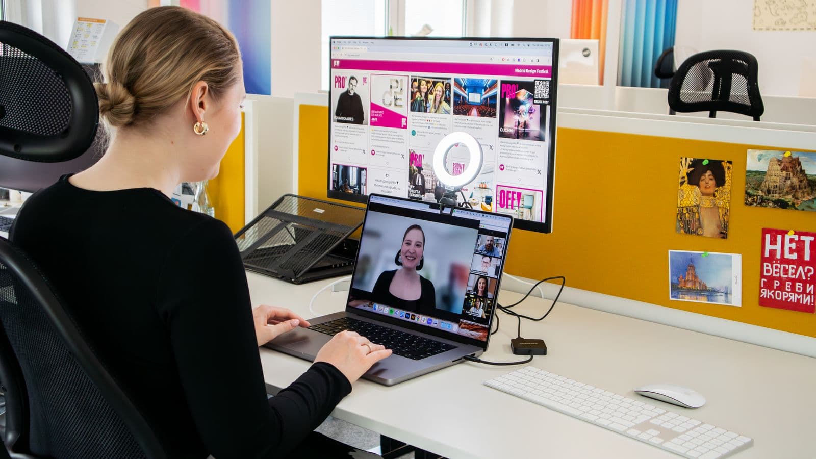 Mulher apresentando em videochamada no notebook, em uma mesa de trabalho iluminada