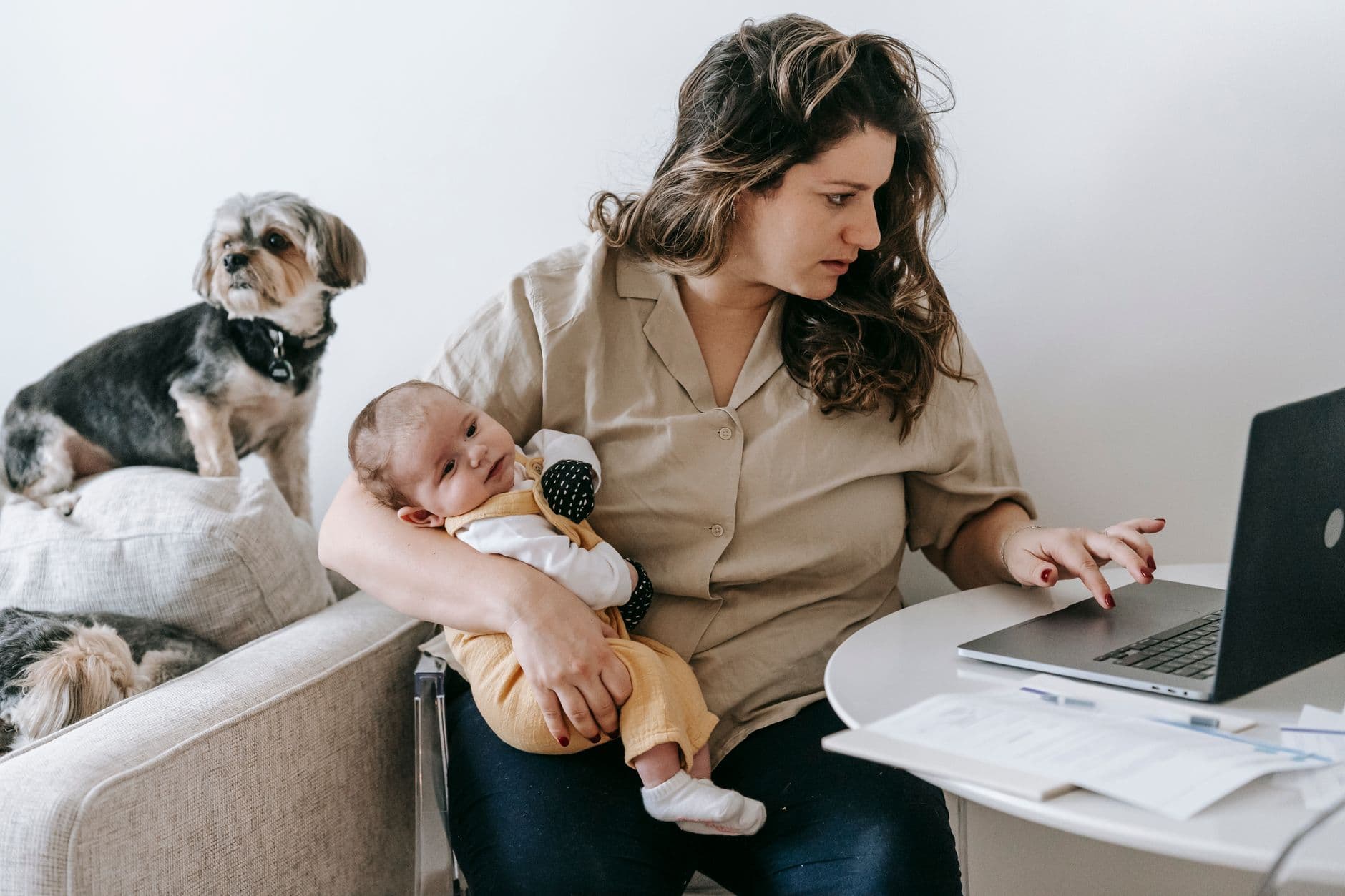 Profissional trabalhando no notebook enquanto conversa com familiares em casa