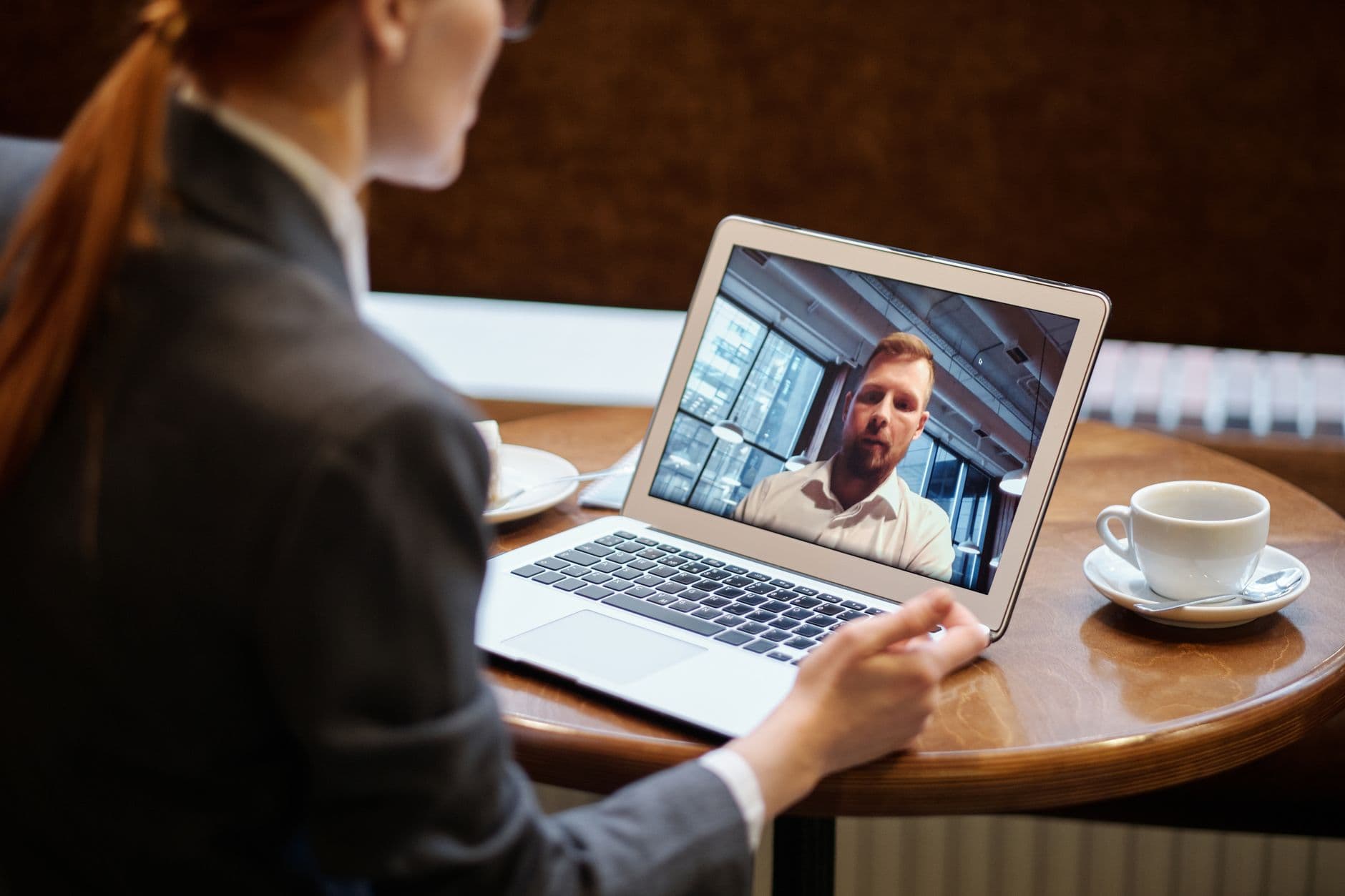 Equipe remota em videoconferência trabalhando em casa com laptops