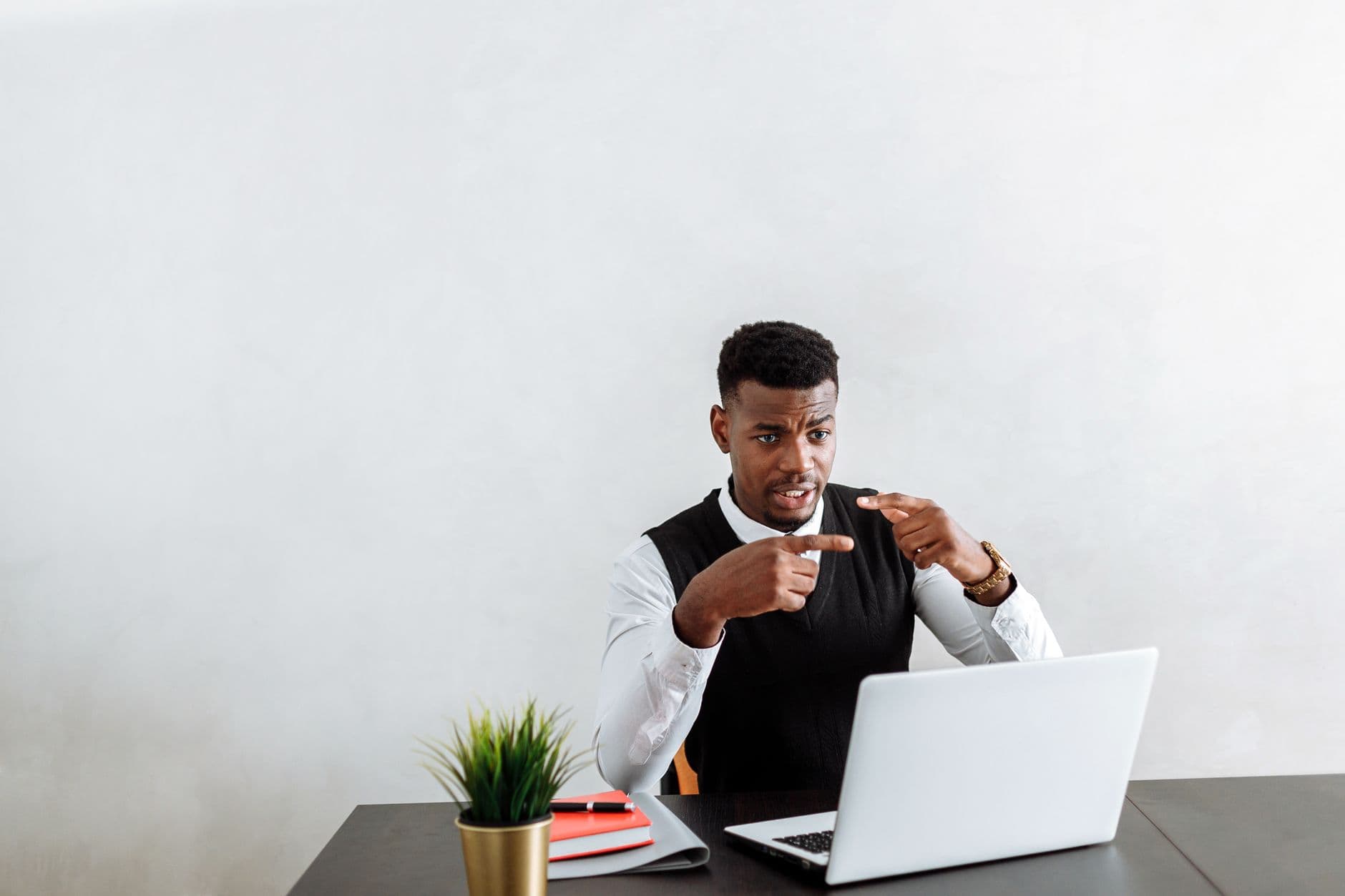 Profissional analisando uma proposta de trabalho remoto em um laptop na mesa de casa.