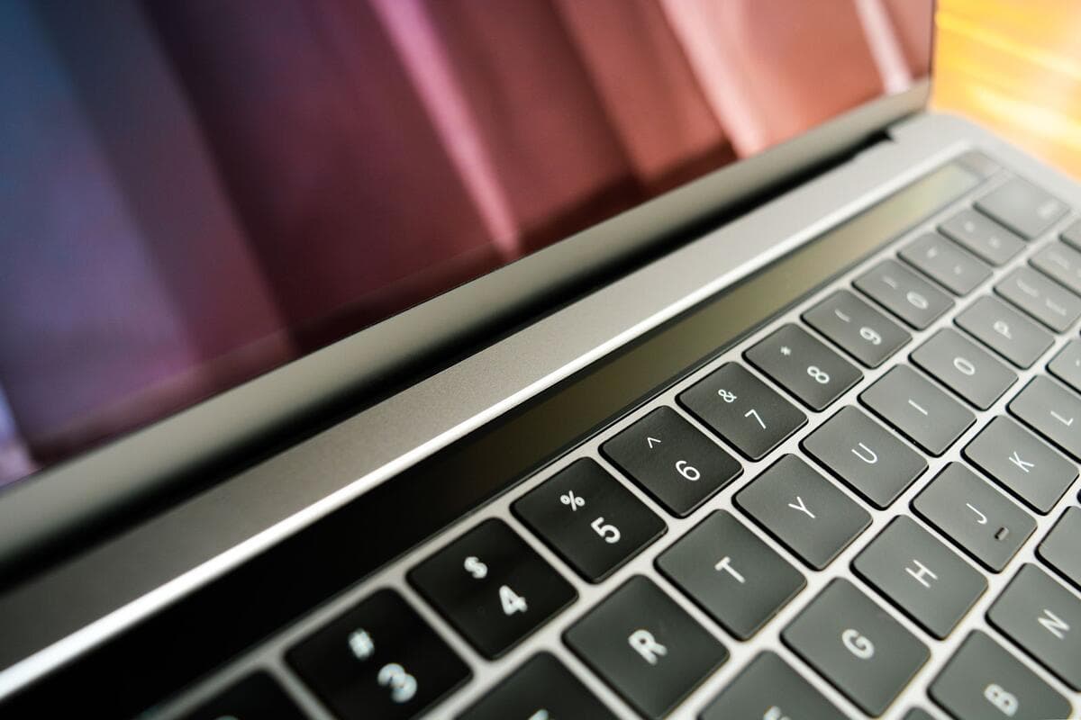 Teclado de notebook em close, representando o último dia de trabalho remoto