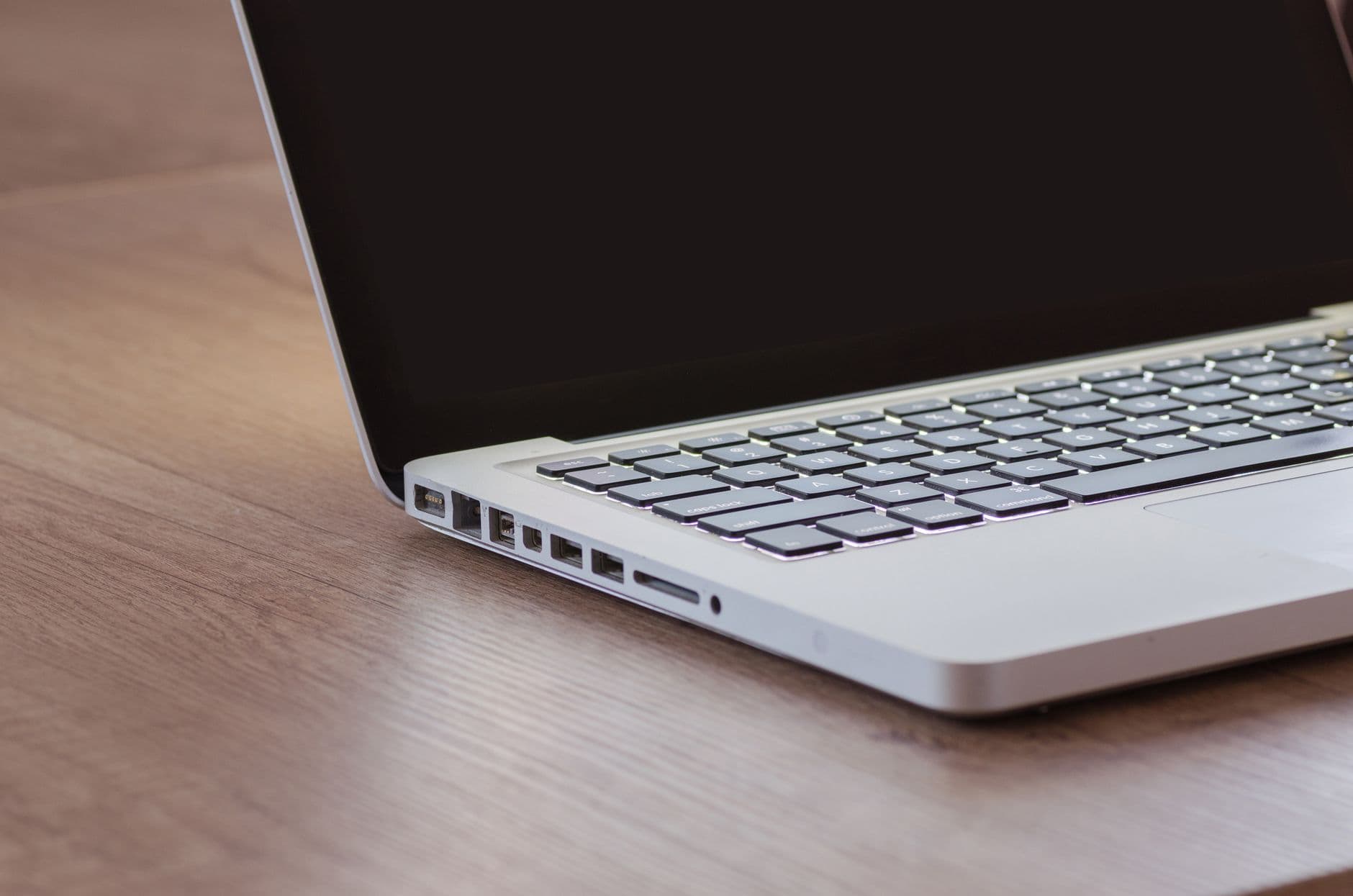 Profissionais participando de uma conversa online em uma mesa de trabalho remoto