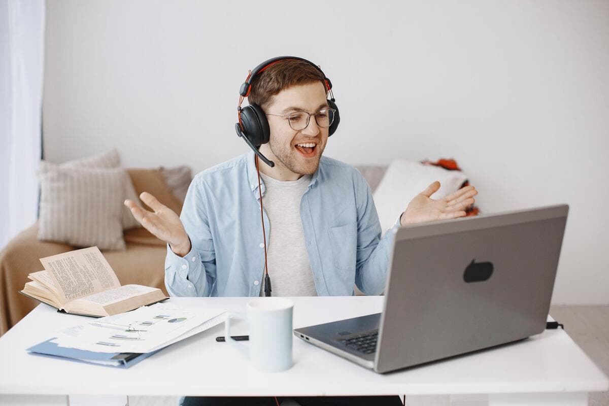 Como oferecer retainer a um cliente que hoje compra projeto Freelancer de fone de ouvido em chamada de vídeo com cliente, alinhando o mês de trabalho