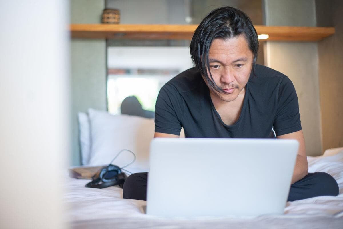 Freelancer trabalhando no notebook em casa, organizando entregas de clientes mensais