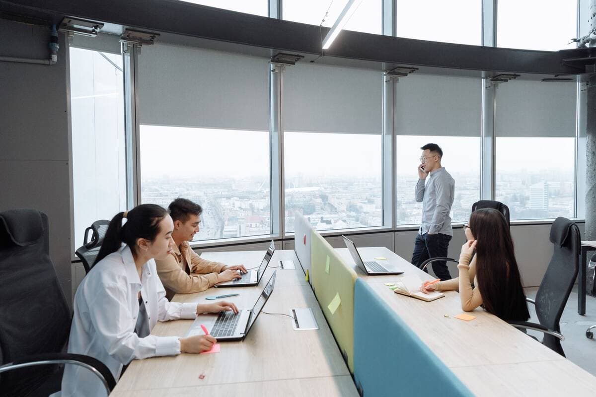 Equipe trabalhando em escritório moderno com vista da cidade