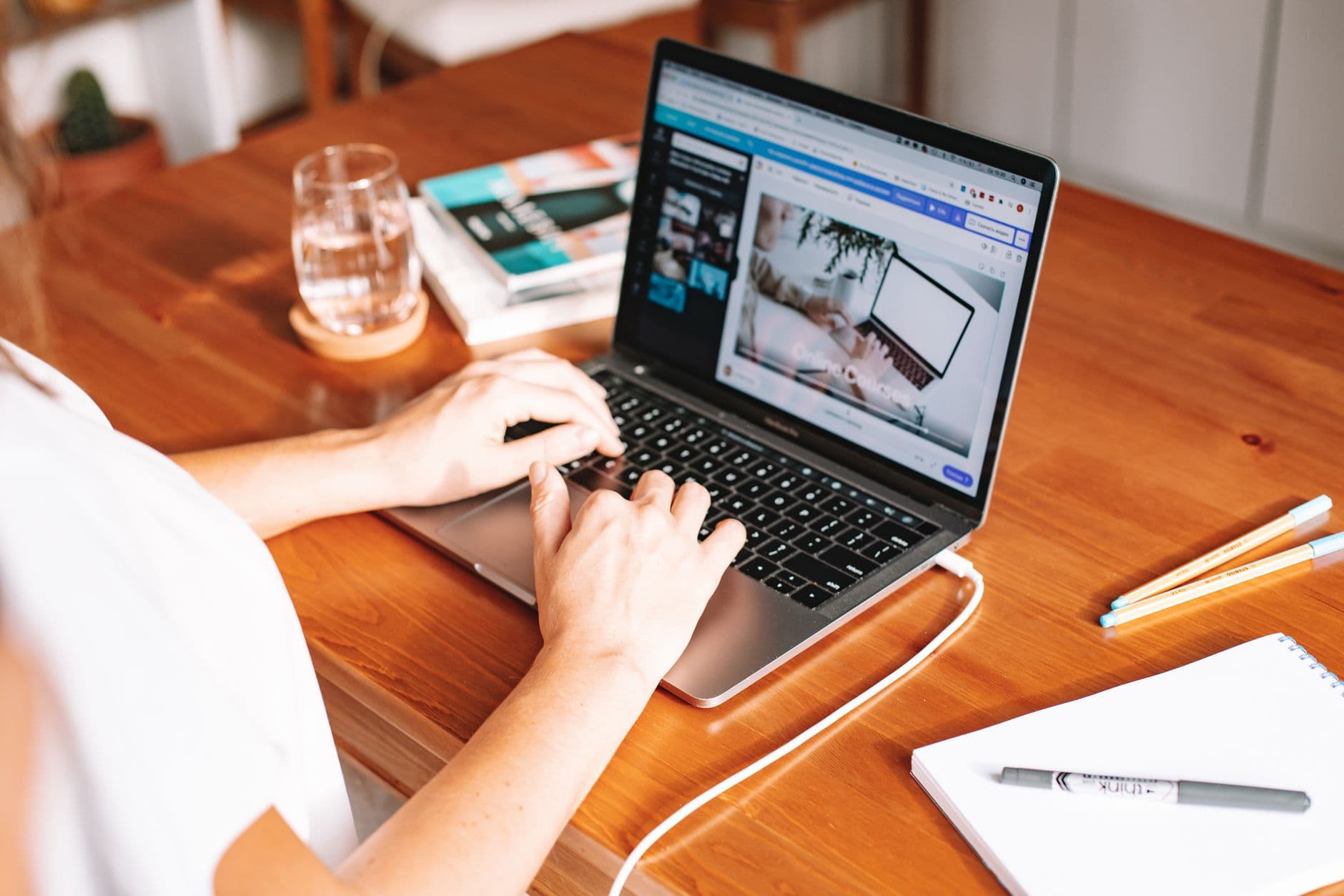 Freelancer trabalhando em um laptop diante de uma página de serviço online