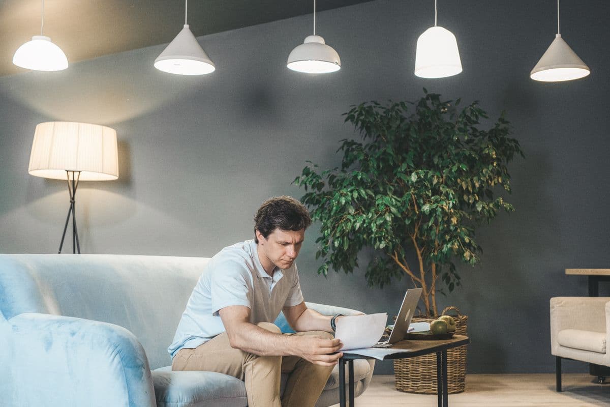 Freelancer organiza documentos e planeja a aposentadoria em uma mesa de home office