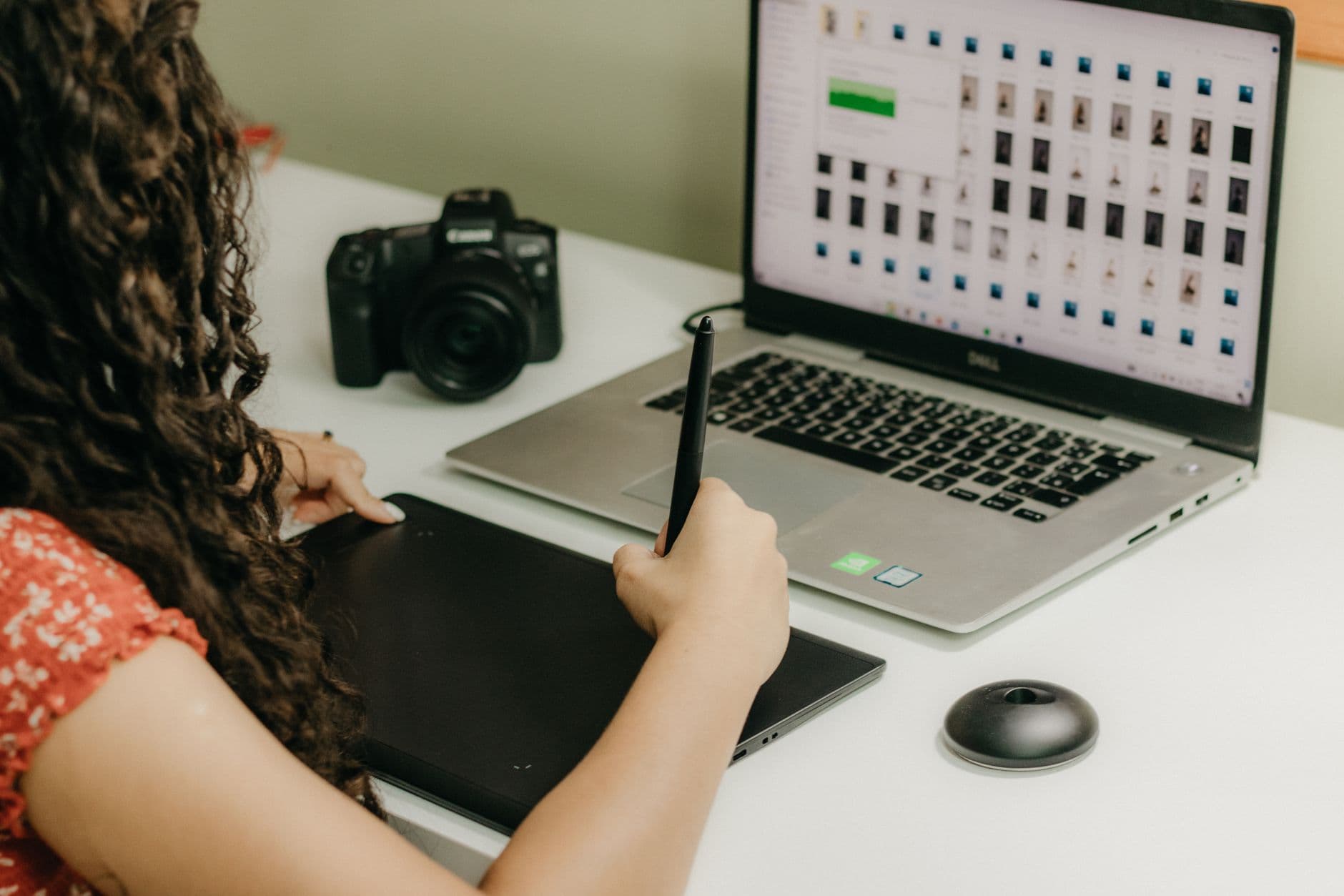 Designer analisando um protótipo de produto digital em um laptop no home office.
