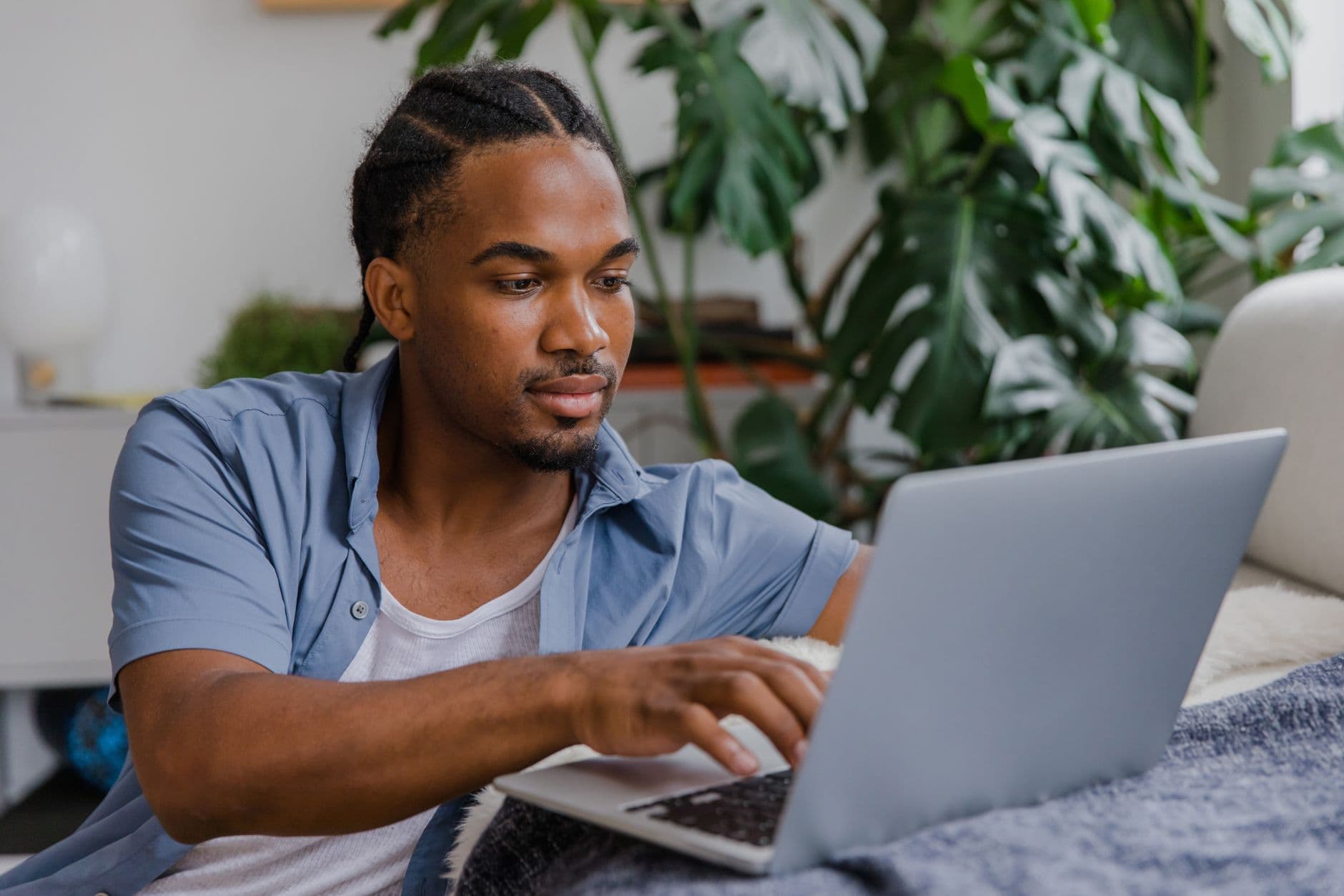 Profissional trabalhando como freelancer em casa enquanto organiza tarefas do emprego no laptop.