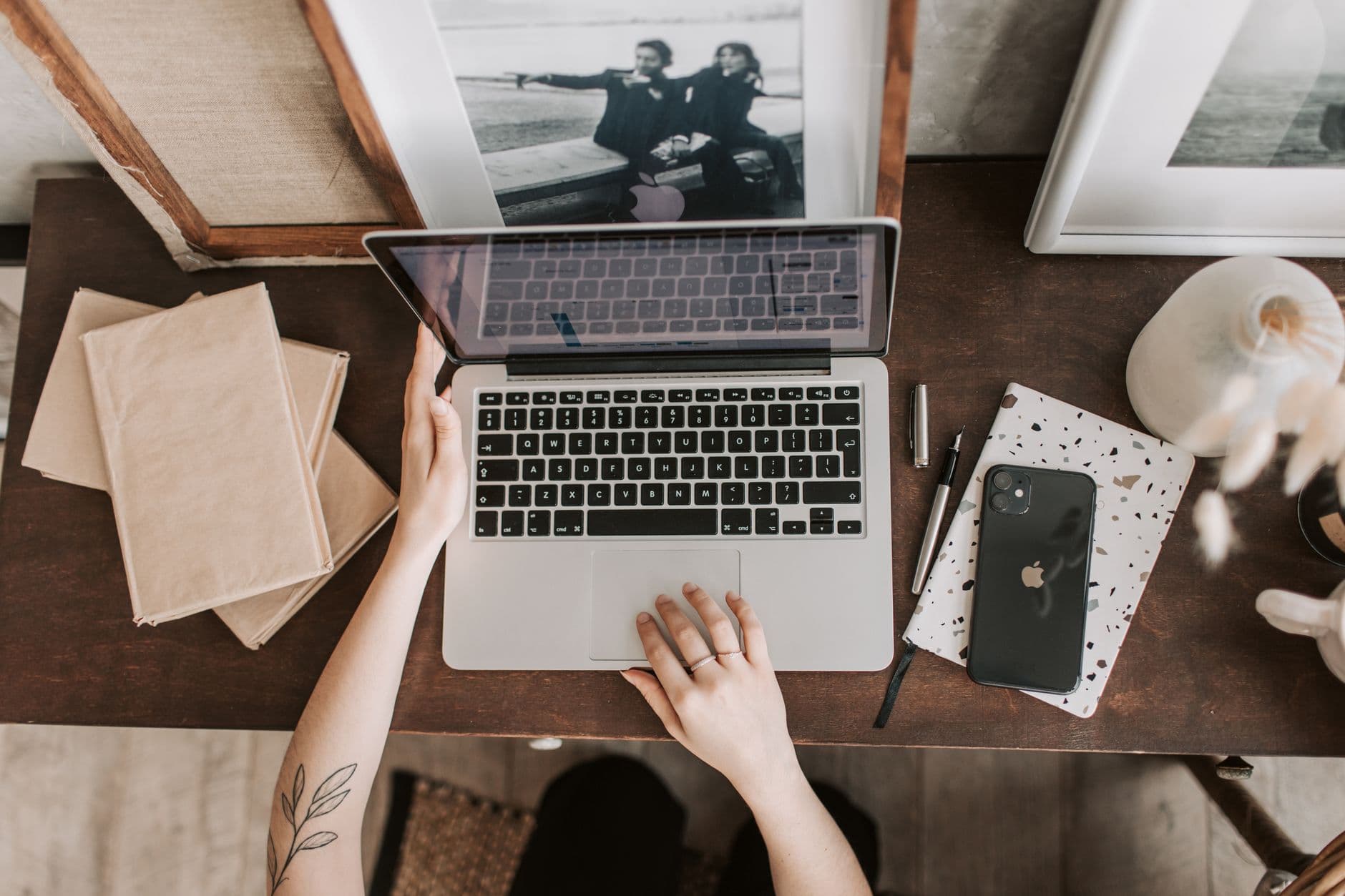 Redator freelancer trabalhando em um notebook em uma mesa organizada de home office