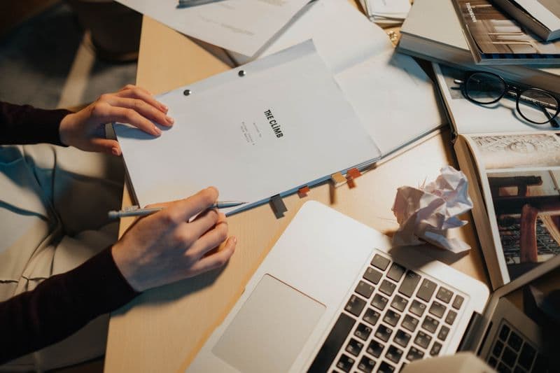 Freelancer revisor de textos: como começar e cobrar Cozy desk with screenplay, perfect for writing and research.
