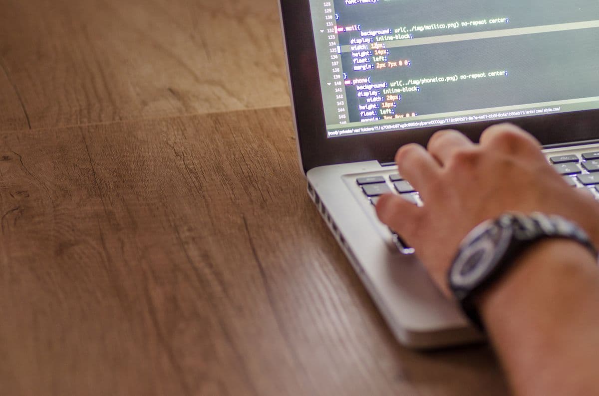 Freelancer trabalhando em um laptop com uma página de portfólio aberta na tela