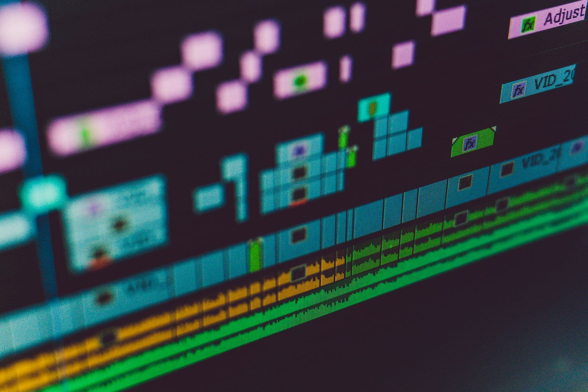 Freelancer editor de vídeo: como começar Detailed view of a video editing software interface showing multi-track timeline and colorful design.