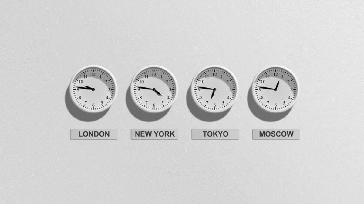 Relógios na parede mostrando a hora de Londres, Nova York, Tóquio e Moscou