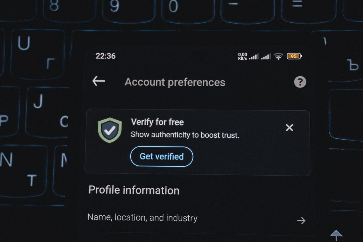 Senha mestra, dois fatores e passkeys Celular mostrando alerta de verificação de conta