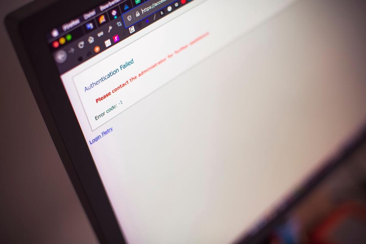 Tela de computador exibindo mensagem de falha de autenticação