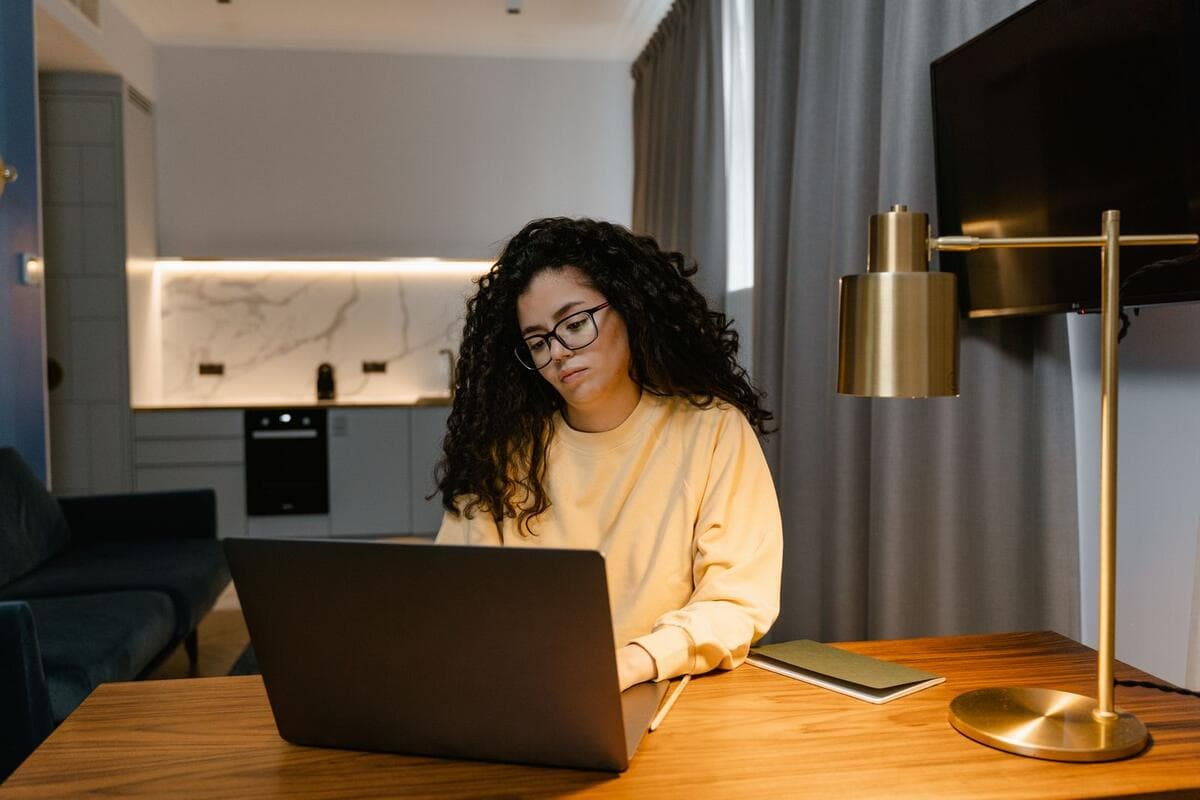 Proteja o sono Mulher trabalhando no notebook em um apartamento pequeno