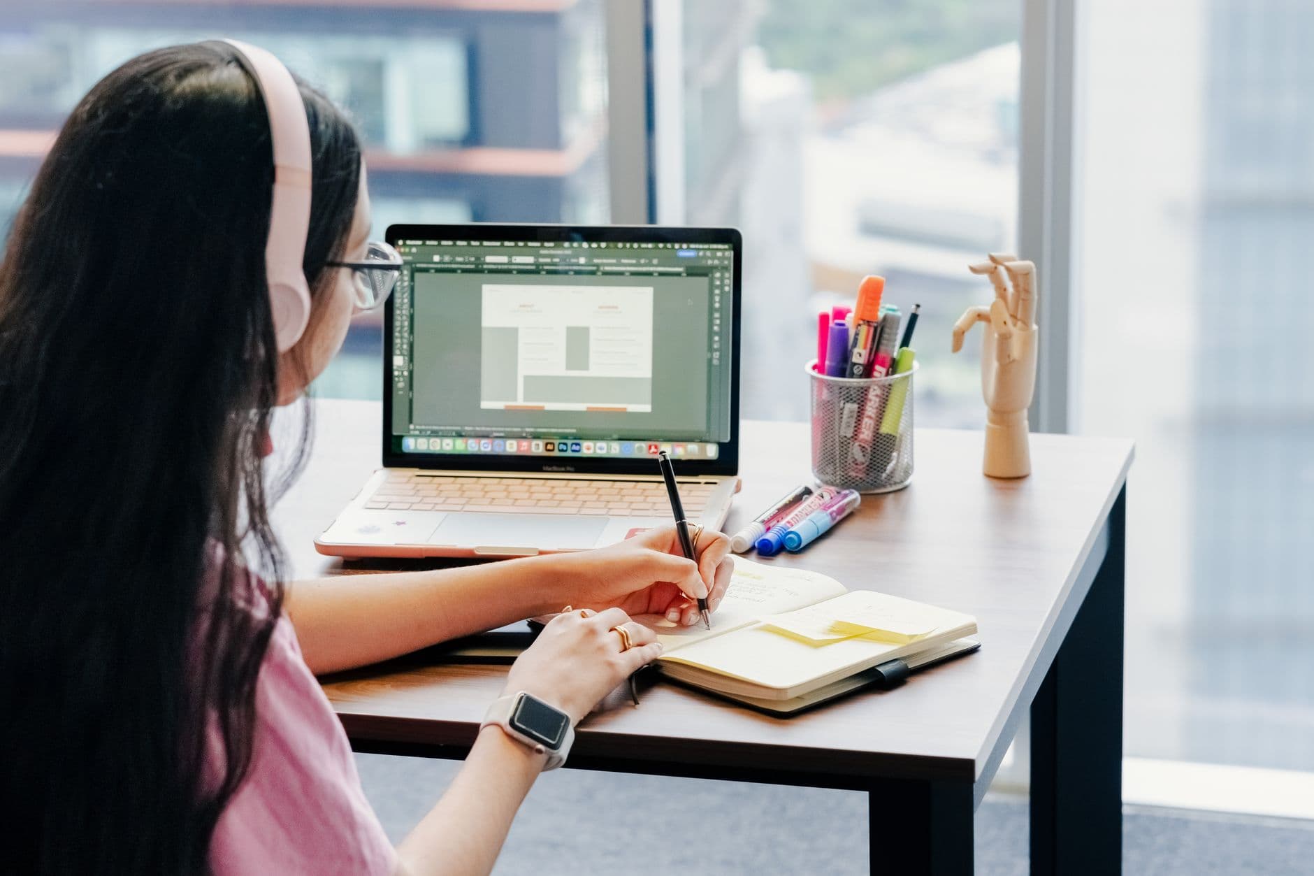 Profissional estudando inglês técnico diante de um notebook em um home office