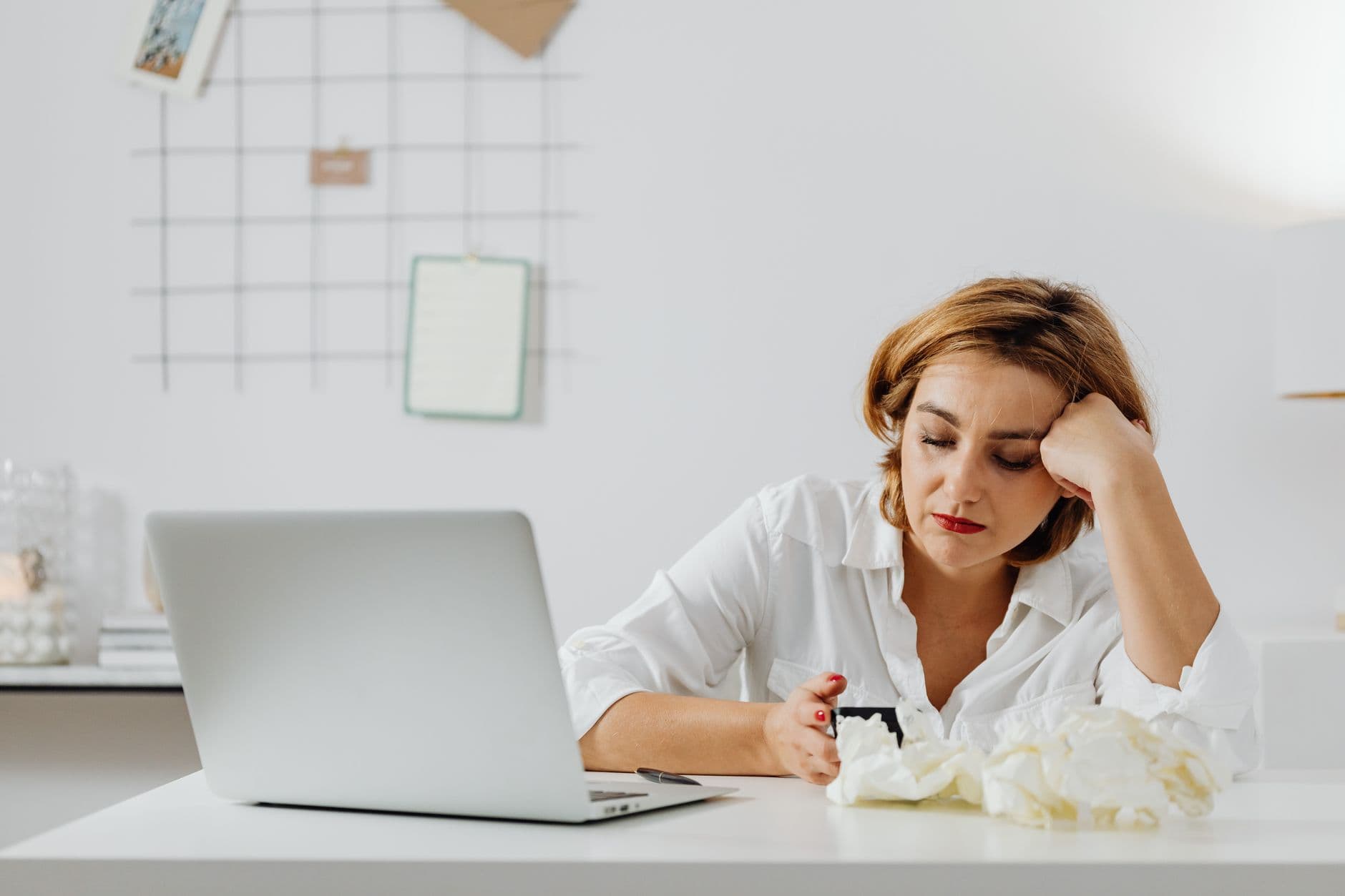 Profissional trabalhando em casa e fazendo uma pausa ao lado da mesa