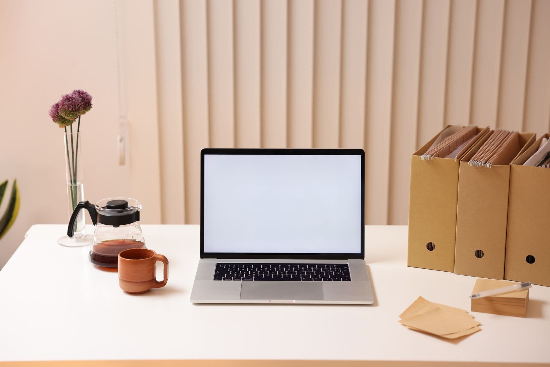 Profissional organizando projetos em um portfólio online no laptop em casa