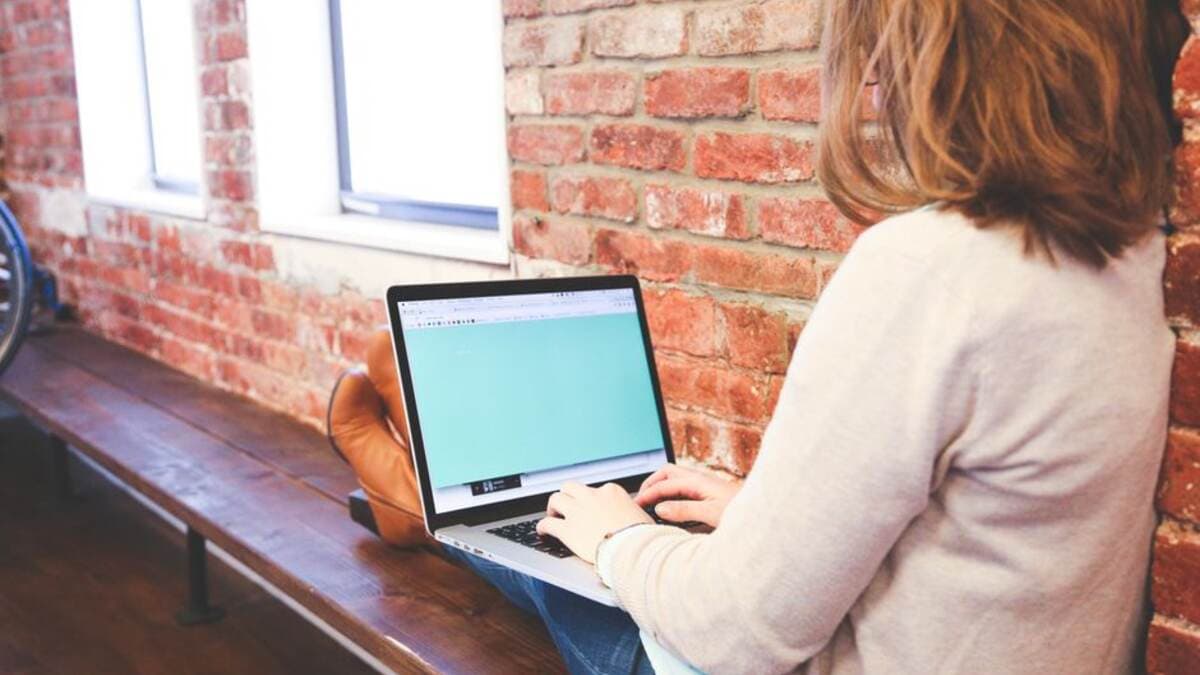 Mulher trabalhando concentrada no notebook em casa