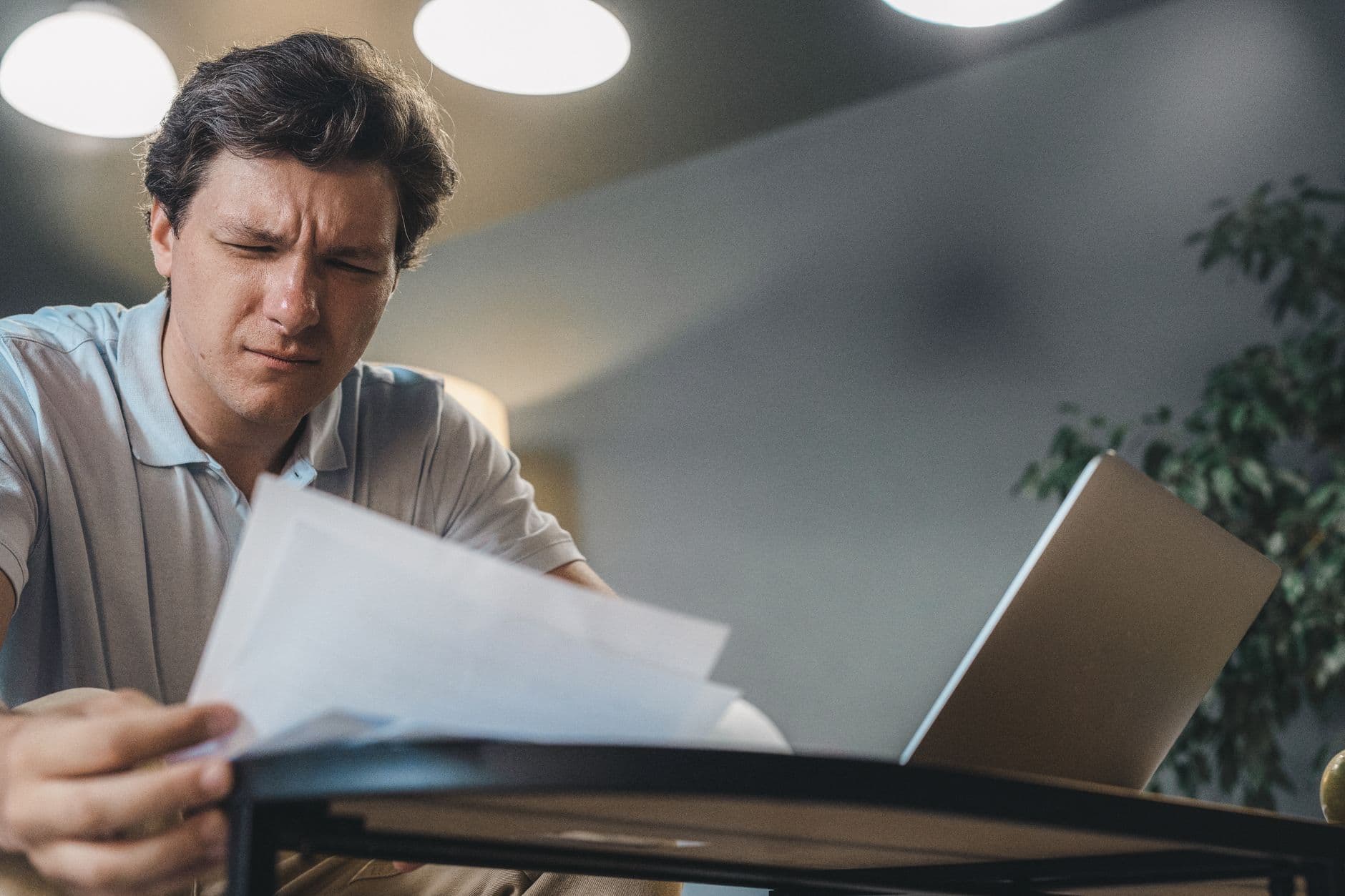 Profissional trabalhando em um teste técnico no laptop em um escritório doméstico organizado