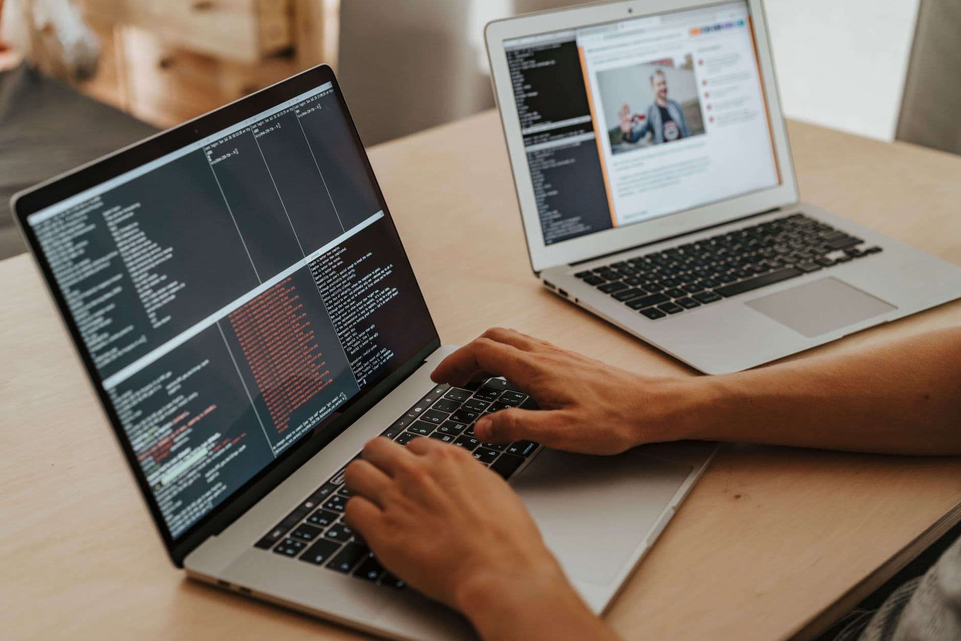Teste técnico em vaga remota: como se preparar A developer working on a laptop, typing code, showcasing programming and technology skills.