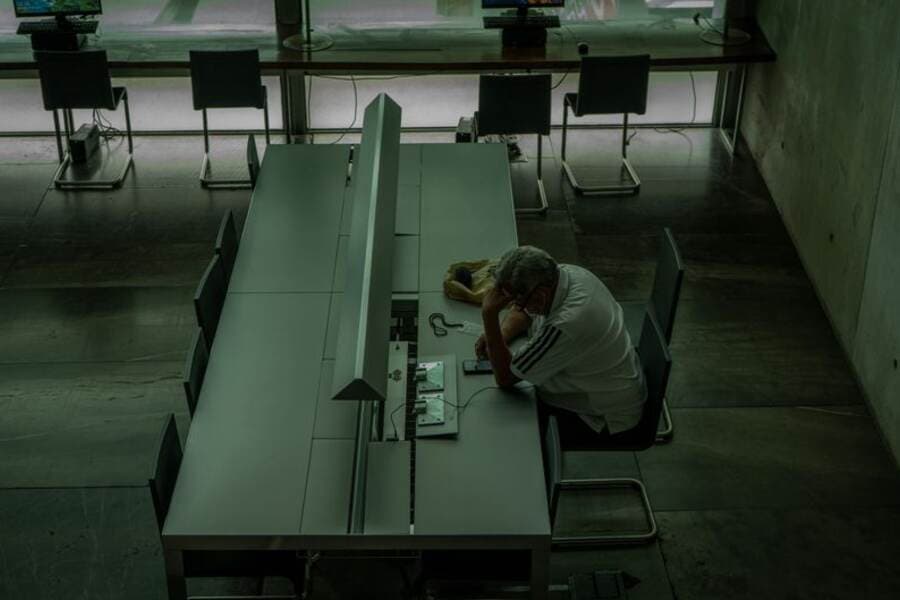 Mesa de estudo silenciosa em uma biblioteca com notebook Mesa de estudo silenciosa em uma biblioteca com notebook