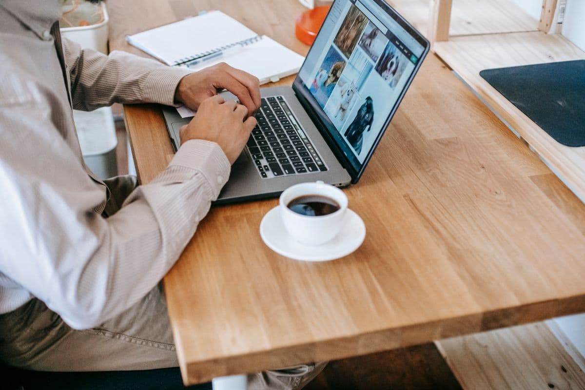 Profissional trabalhando no laptop em uma mesa organizada de home office