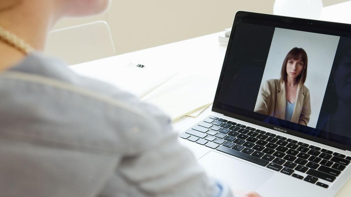 Onde procurar vagas remotas de contabilidade Profissional em videochamada no notebook durante reunião de trabalho