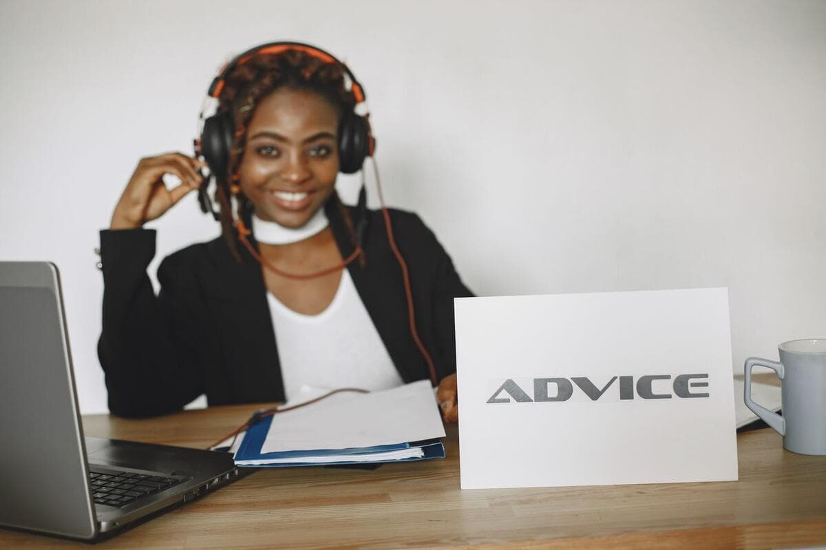 Métricas e ferramentas que aparecem nas vagas Mulher sorridente de headset atendendo cliente no notebook