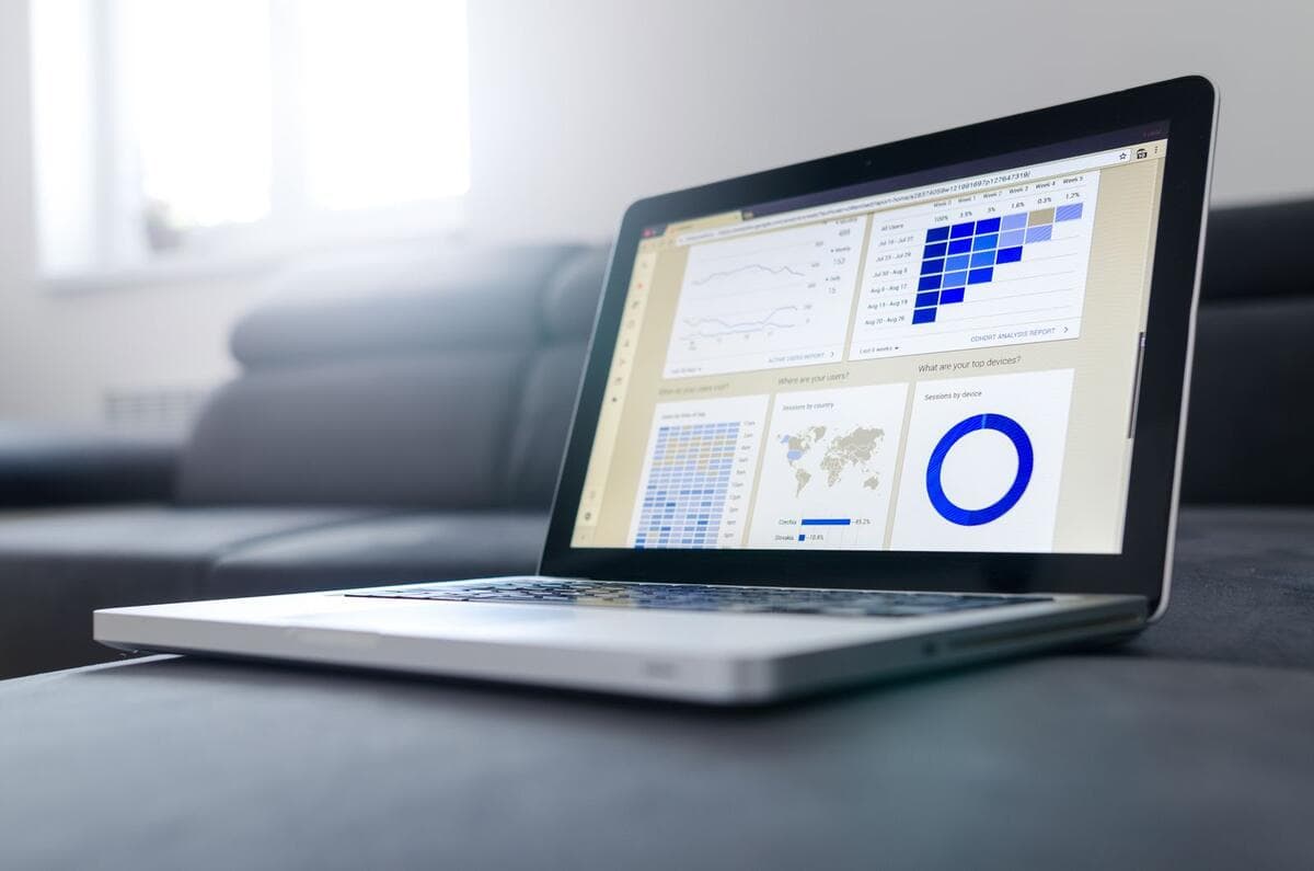 Como fazer a transição e se candidatar Notebook exibindo painel com gráficos e indicadores de clientes