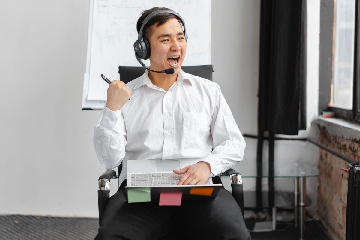 Profissional de fone de ouvido conversando com cliente por videochamada