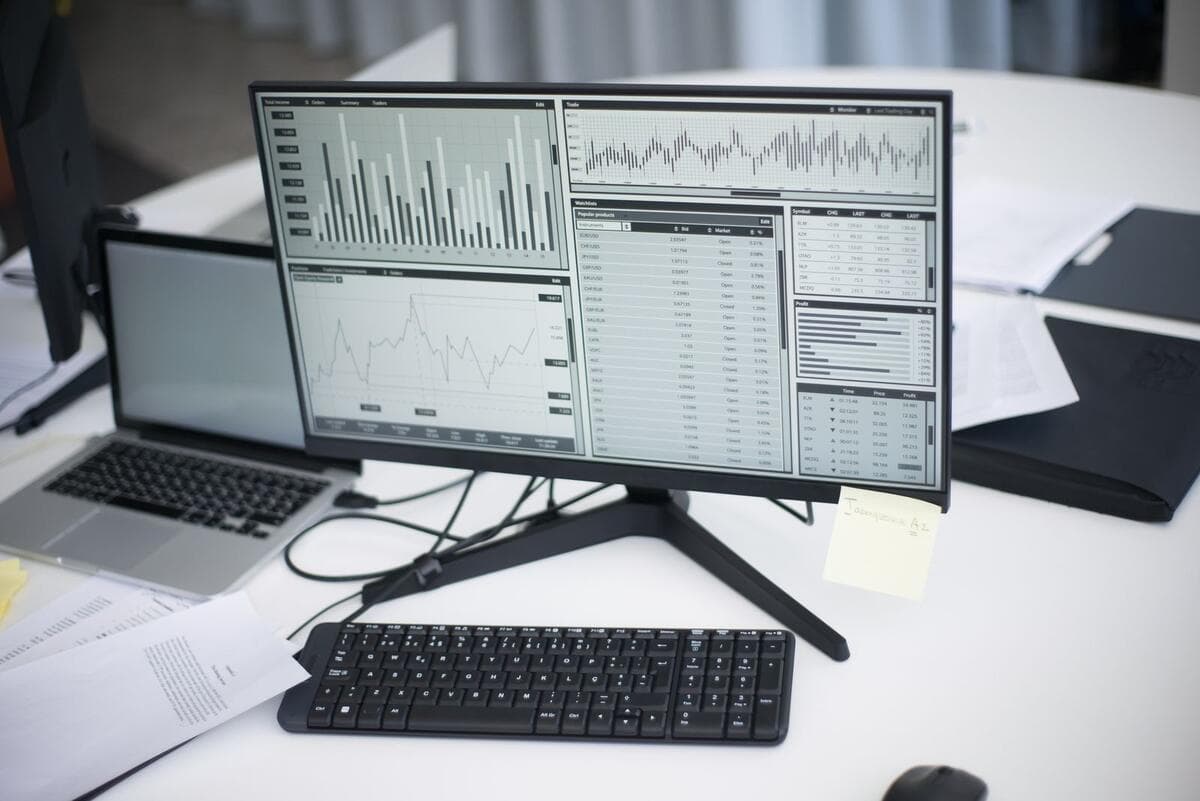 Onde procurar e como evitar armadilhas Monitores exibindo gráficos e indicadores em uma mesa de trabalho