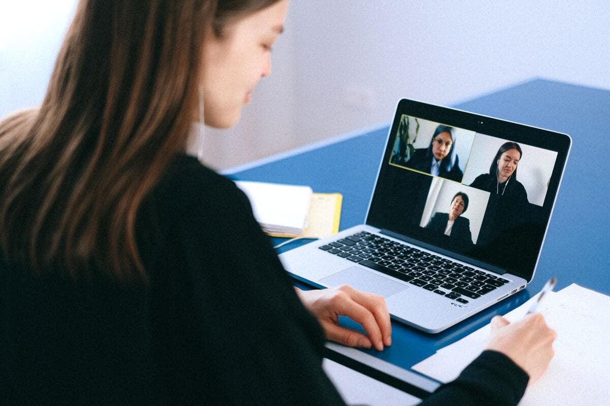 Profissional de recursos humanos conduzindo entrevista por videochamada no notebook