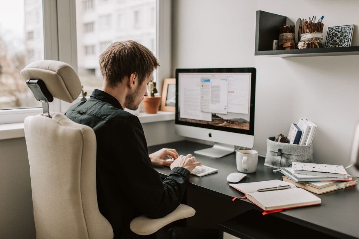 Profissional analisando dados de SEO em um notebook no home office