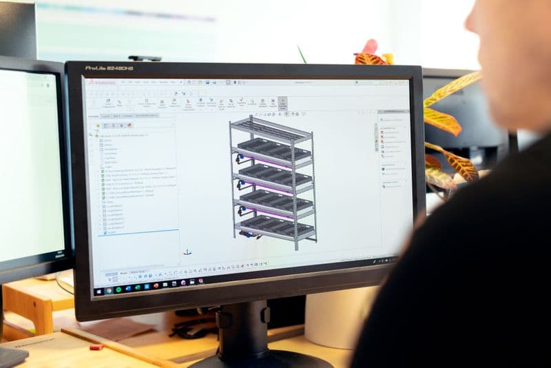 Vagas remotas para arquitetos: como encontrar e se destacar Close-up of an engineer using CAD software for vertical farm design on a desktop computer.