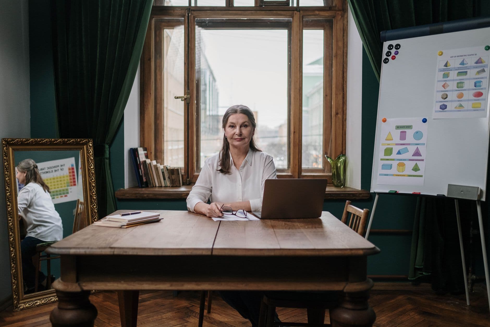 Professor de idiomas dando aula online em um home office organizado