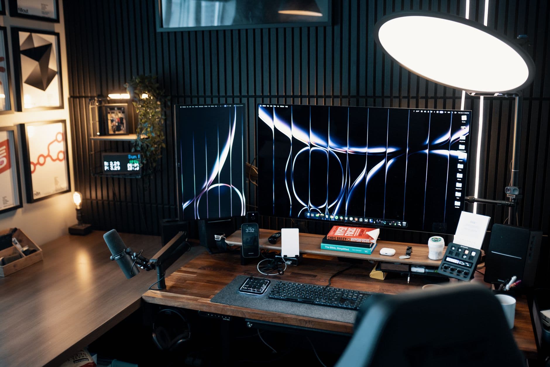 Vagas remotas para programadores iniciantes: como encontrar Stylish home office setup with dual monitors, keyboard, and modern lighting, ideal for productivity.