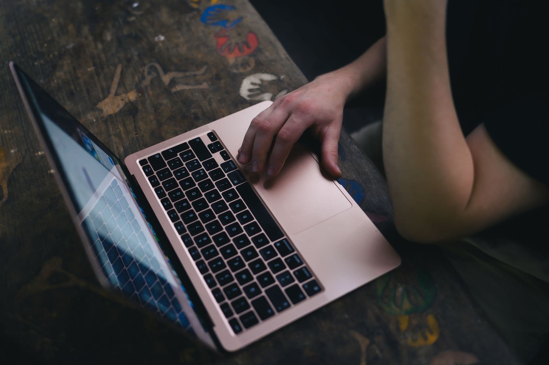 Profissional trabalhando em um notebook em uma casa tranquila no interior